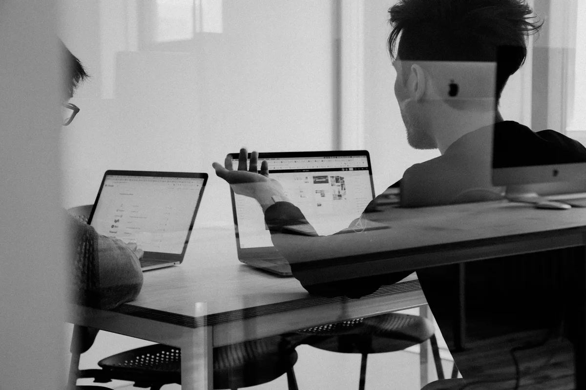 Consulenza informatica durante un momento di lavoro condiviso