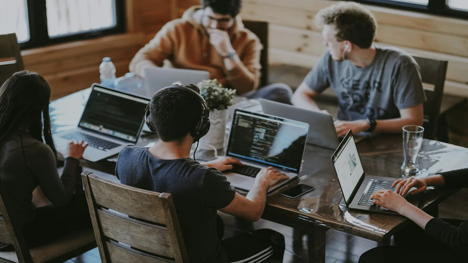 Persone al lavoro insieme in un ufficio luminoso